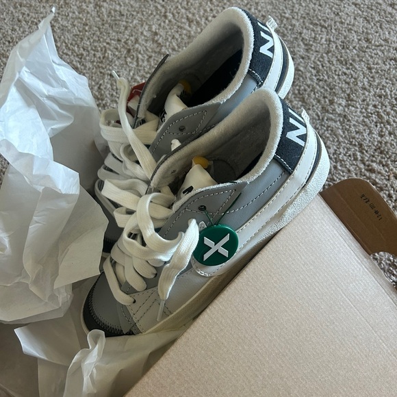 NEW with BOX JUMBO swoosh Nikes in Grey and Black. RARE Men’s size 9 - Picture 4 of 4